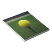 Gele Golfbal op een golfbaan in een berg Notitieblok (Schuin)