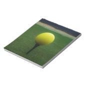 Gele Golfbal op een golfbaan in een berg Notitieblok (Linkerzijde)