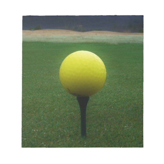 Gele Golfbal op een golfbaan in een berg Notitieblok (Voorkant)