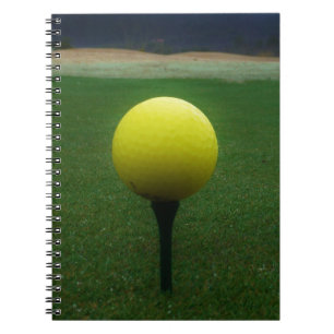 Gele Golfbal op een golfbaan in een berg Notitieboek