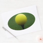 Gele Golfbal op een golfbaan in een berg Ovale Sticker (Envelop)