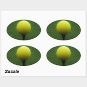 Gele Golfbal op een golfbaan in een berg Ovale Sticker (Vel)