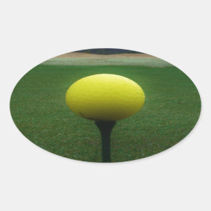 Gele Golfbal op een golfbaan in een berg Ovale Sticker