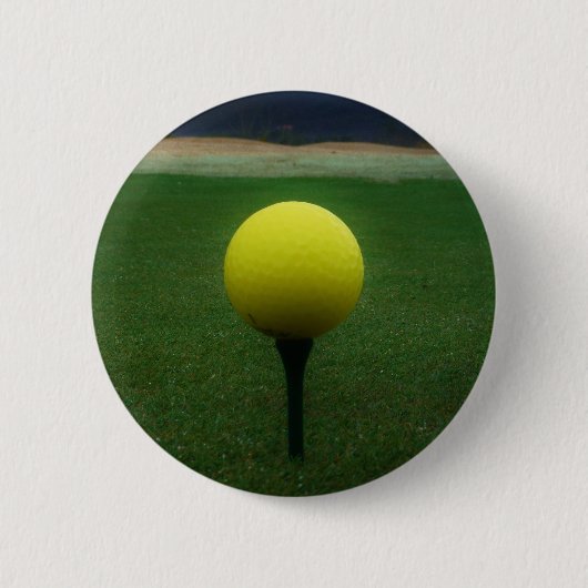 Gele Golfbal op een golfbaan in een berg Ronde Button 5,7 Cm (Voorkant)