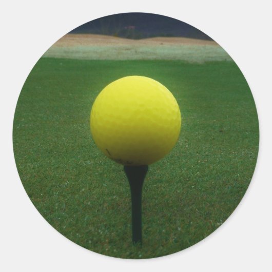 Gele Golfbal op een golfbaan in een berg Ronde Sticker (Voorkant)