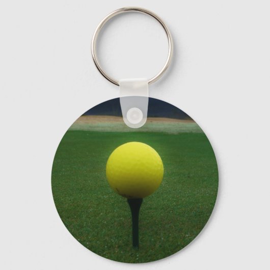 Gele Golfbal op een golfbaan in een berg Sleutelhanger (Voorkant)