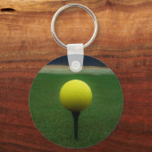 Gele Golfbal op een golfbaan in een berg Sleutelhanger (Voorkant)