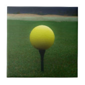 Gele Golfbal op een golfbaan in een berg Tegeltje (Voorkant)