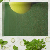 Gele Golfbal op een golfbaan in een berg Theedoek (Gevouwen)