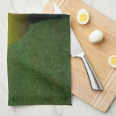 Gele Golfbal op een golfbaan in een berg Theedoek (Quarter Fold)