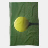 Gele Golfbal op een golfbaan in een berg Theedoek (Verticaal)