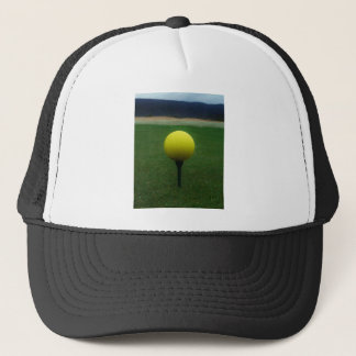 Gele Golfbal op een golfbaan in een berg Trucker Pet