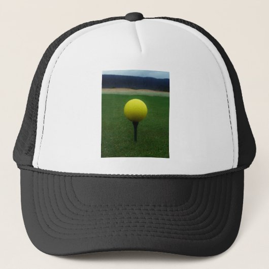 Gele Golfbal op een golfbaan in een berg Trucker Pet (Voorkant)