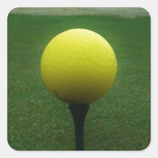 Gele Golfbal op een golfbaan in een berg Vierkante Sticker (Voorkant)
