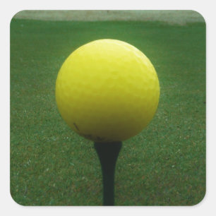 Gele Golfbal op een golfbaan in een berg Vierkante Sticker