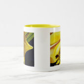 Gele gouden Splendor lily original art Tweekleurige Koffiemok (Center)