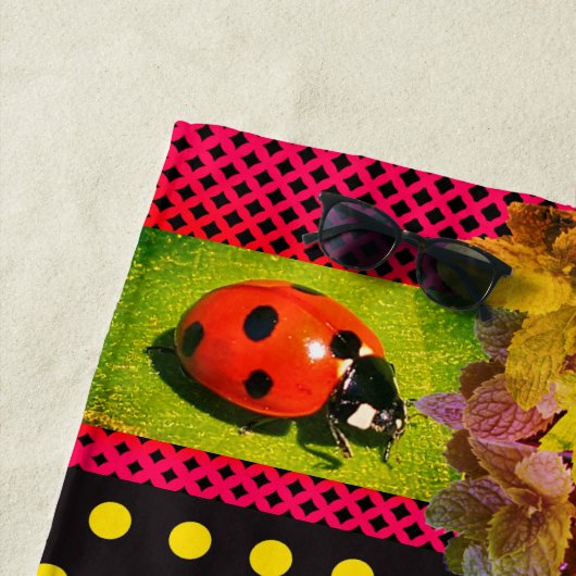 Gele goudkleurige keuken met pooldots strandlaken (In situ)