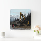 Gele graafmachine en muur-klok in de bergen vierkante klok (Huis)