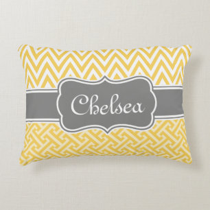 Gele Griekse sleutel Chevron Pattern Gray Name Accent Kussen