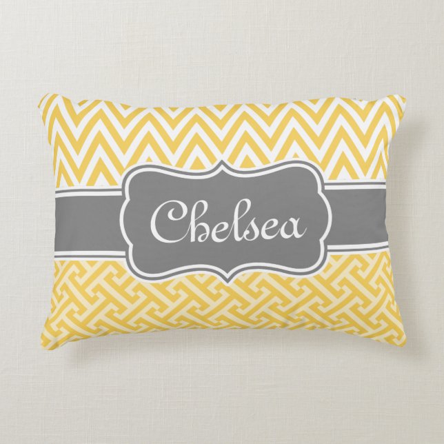 Gele Griekse sleutel Chevron Pattern Gray Name Accent Kussen (Voorkant)