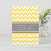Gele grijze Chevron Custom Baby Shower Invitaties Kaart (Staand voorkant)