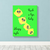 Gele groene Baby Bird Canvas Afdruk (Insitu (Houten vloer))