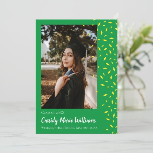 Gele groene Confetti Afstuderen Aankondiging (Staand voorkant)