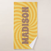 Gele Groovy Swirl Badhanddoek met Aangepaste Naam (Badhanddoek)