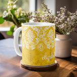 Gele Grunge Damask Patroon met de Tekst van de Dou Koffiemok<br><div class="desc">Een motief met een trendy design met juweeltinten en elegantie. Items zijn gemakkelijker aan te passen wanneer u eerst alle tekst en foto's vervangt. Als uw onderdeel nog moet worden aangepast, klikt u op deze knop aanpassen. Dit brengt u naar een ontwerpgebied waar u dingen kunt verplaatsen en zelfs lettertypen...</div>