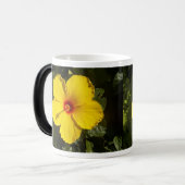 Gele Hibiscus Flower Magische Mok (Voorkant links)