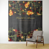 Gele Hibiscus & Zwaluwnest Bloemen Bruiloft Achter Wandkleed (In situ)