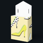 gele hoge hakken bedankdoosjes<br><div class="desc">Op zoek naar een glamoureuze gunstbox? De zoektocht is voorbij. Deze gunstbox is voorzien van modieuze veelkleurige hoge hakken op een gele achtergrond. Sommige hakken zijn geel, andere wit, en sommige met een polka dot patroon. Maakt een geweldige aanvulling op een vrijgezellenfeest, verjaardagsfeest of andere stijlvolle evenementen. Bestel er vandaag...</div>