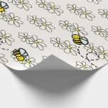 Gele honingbij en witte daisy patroon crème cadeaupapier<br><div class="desc">Dit schattige inpakpapier heeft een crème / witte achtergrond met patronen van honing / hommels en witte madeliefjes. Verander de achtergrondkleur en personaliseer voor uw behoeften. Meer bijpassende producten vind je in mijn winkel.</div>