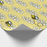 Gele honingbij & wit madeliefjes patroon cadeaupapier<br><div class="desc">Dit leuke inpakpapier heeft een licht mosterdgele achtergrond met patronen van honingbijen / hommels en witte madeliefjes. Verander de achtergrondkleur en personaliseer naar uw behoeften. U kunt meer bijpassende producten vinden in mijn winkel.</div>