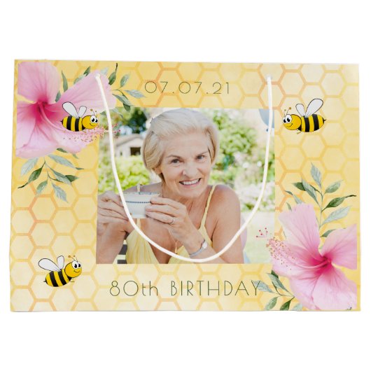 Gele honingraat foto roze bloemen 80e verjaardag groot cadeauzakje (Achterkant)
