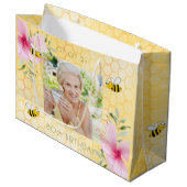 Gele honingraat foto roze bloemen 80e verjaardag groot cadeauzakje (Voorkant Gekanteld)