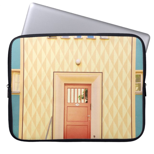 Gele huisillustratie laptop sleeve (Voorkant)