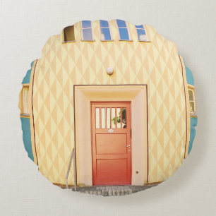 Gele huisillustratie rond kussen