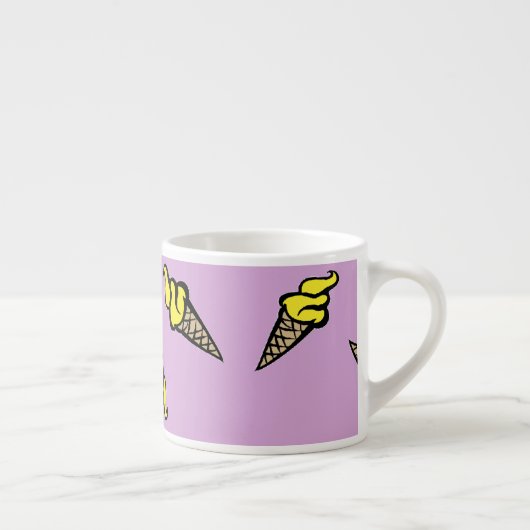 Gele ijs op paars espresso kop (Rechts)