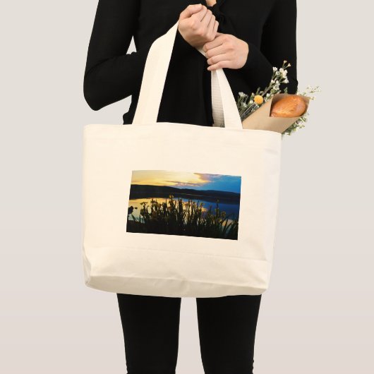 Gele Iris aan de kust van het Arrowidenmeer Grote Tote Bag (Voorkant (product))