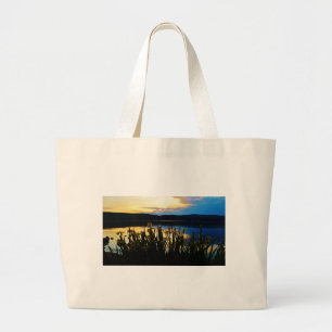 Gele Iris aan de kust van het Arrowidenmeer Grote Tote Bag