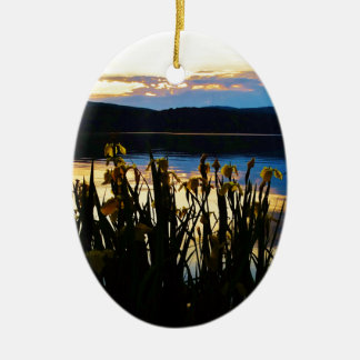 Gele Iris aan de kust van het Arrowidenmeer Keramisch Ornament
