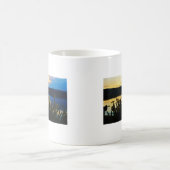 Gele Iris aan de kust van het Arrowidenmeer Koffiemok (Center)