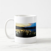 Gele Iris aan de kust van het Arrowidenmeer Koffiemok (Links)