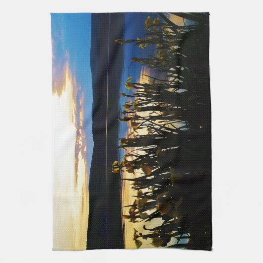 Gele Iris aan de kust van het Arrowidenmeer Theedoek (Verticaal)