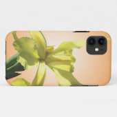 gele iris bloem op een gele achtergrond. Case-Mate iPhone case (Achterkant (horizontaal))