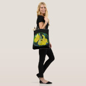 Gele Iris bloem Tote Bag (Op model)