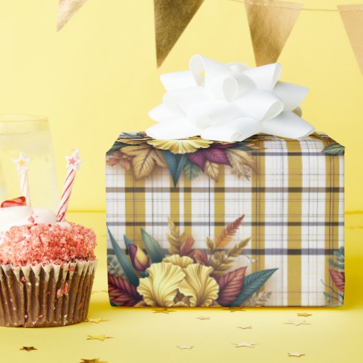 Gele iris met herfstbladeren op geplakte achtergro cadeaupapier (Verjaardagsfeest)