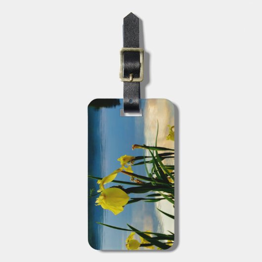 Gele Iris op Lake Shore Bagagelabel (Voorkant verticaal)