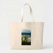 Gele Iris op Lake Shore Grote Tote Bag (Voorkant)